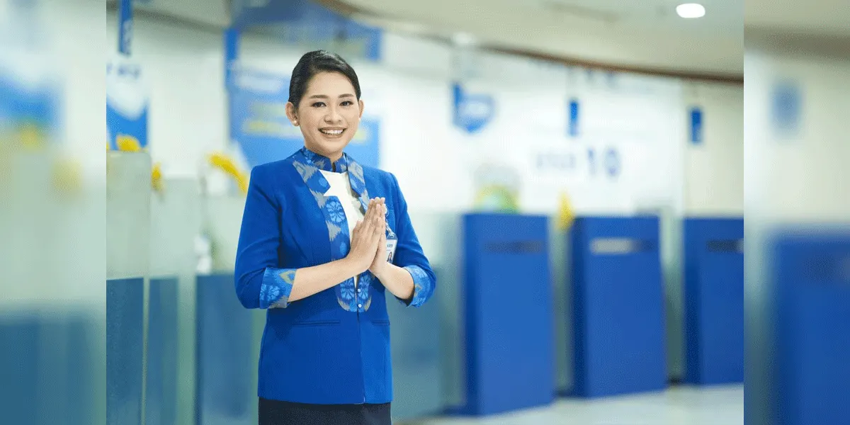 Ilustrasi - Petugas layanan nasabah PT Bank Central Asia Tbk (BCA) menyambut nasabah di kantor cabang dengan ramah.
