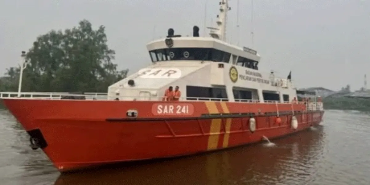 Tim SAR melakukan operasi pencarian dan pertolongan.