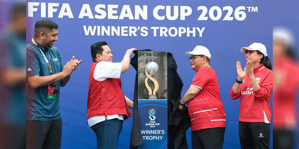 Ketua Umum PSSI Erick Thohir bersama Gubernur DKI Jakarta Pramono Anung dalam parade FIFA ASEAN Cup di kawasan Bundaran HI, Jakarta, Minggu (13/9/2026).
