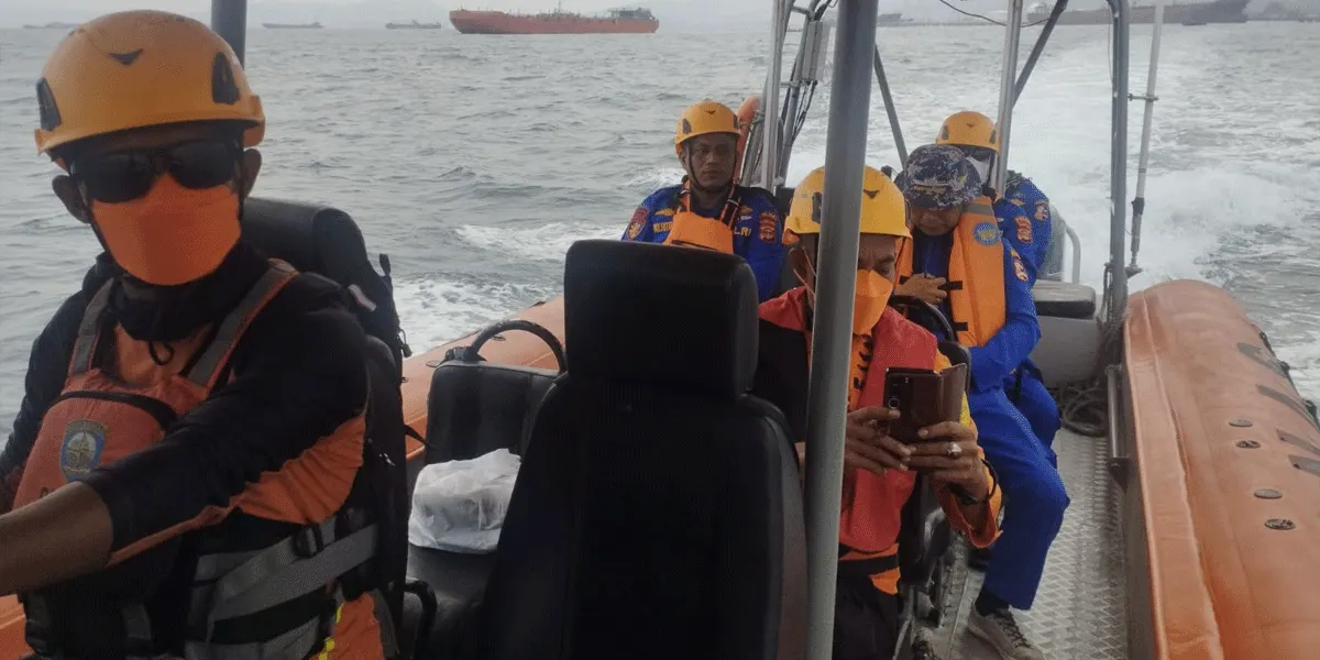 Tim SAR Gabungan berupaya melakukan pencarian rombongan jurnalis yang hilang kontak di Perairan Selat Sunda.