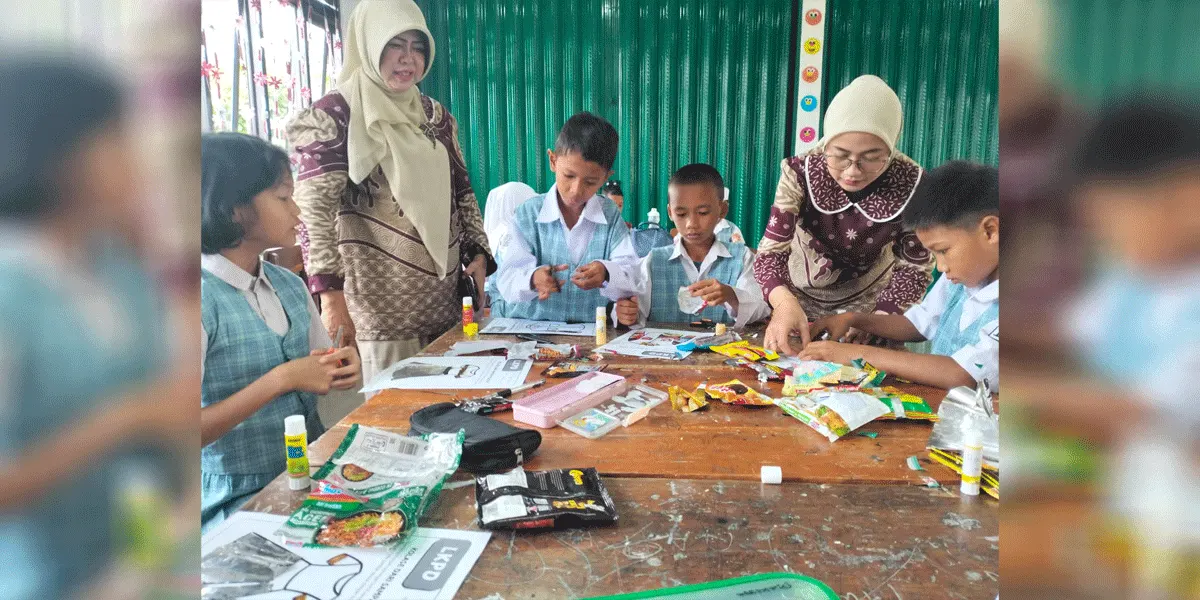 Ilustrasi guru tengah mengajar di kelas.