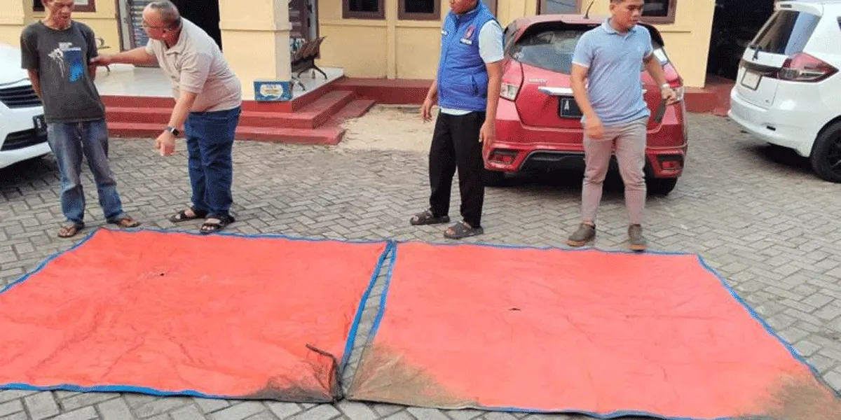 Sejumlah barang yng berhasil ditemukan oleh tim SAR di pencarian hari ke-6 hilangnya para jurnalis di perairan Selat Sunda.