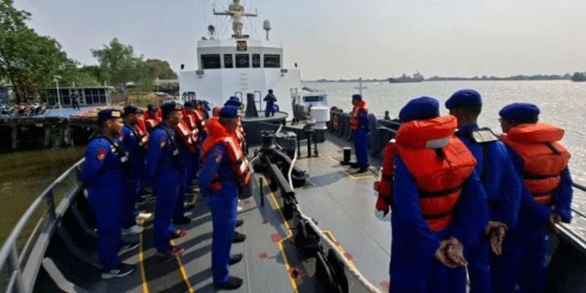 Personel Korps Kepolisian Air dan Udara (Korpolairud) Baharkam Polri bersiap membantu penanganan pencarian KM Virgo Transport 8 yang mengalami kecelakaan di Laut Jawa, Minggu (13/9/2026).