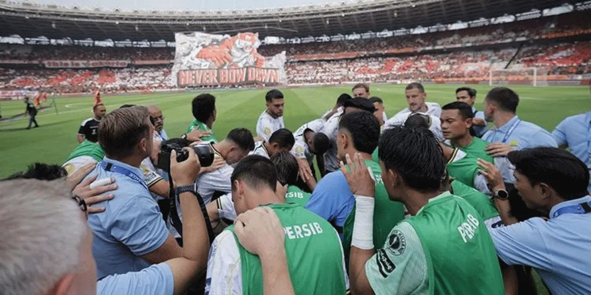 Para pemain Persib bersama tim pelatih berdiskusi usai laga kontra Persija akhir pekan lalu.