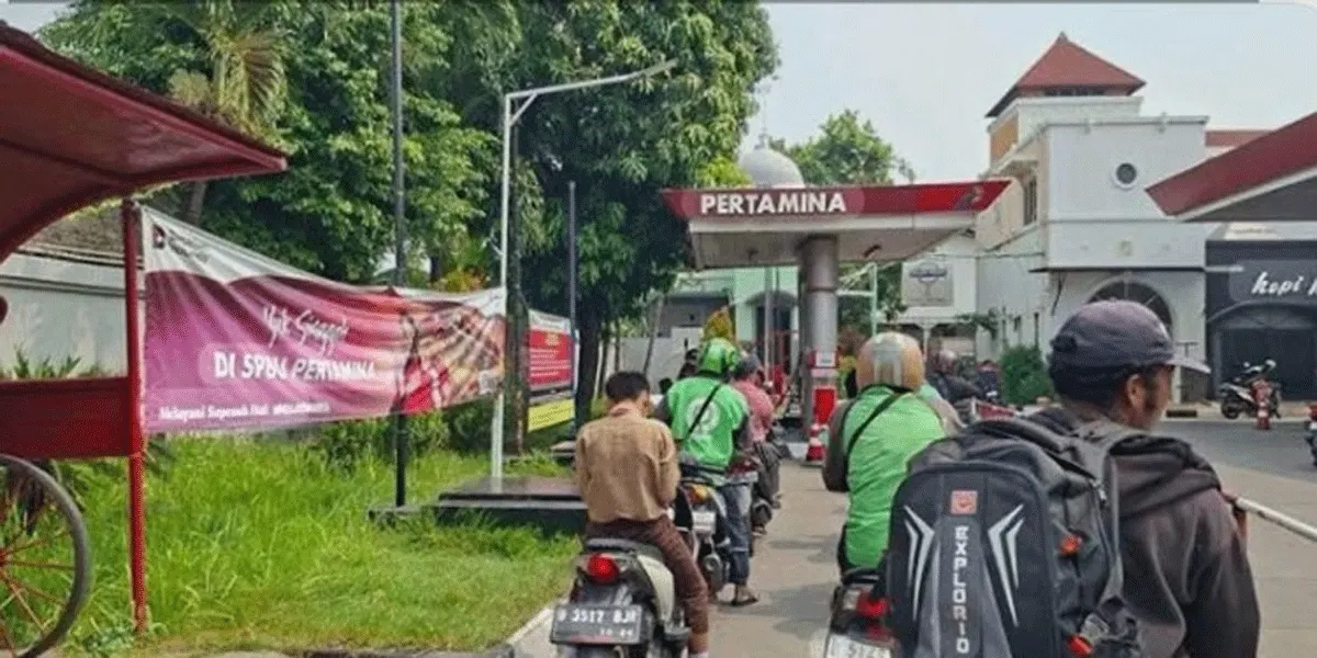 Ilustrasi pengisian bahan bakar minyak di stasiun pengisian bahan bakar umum (SPBU).