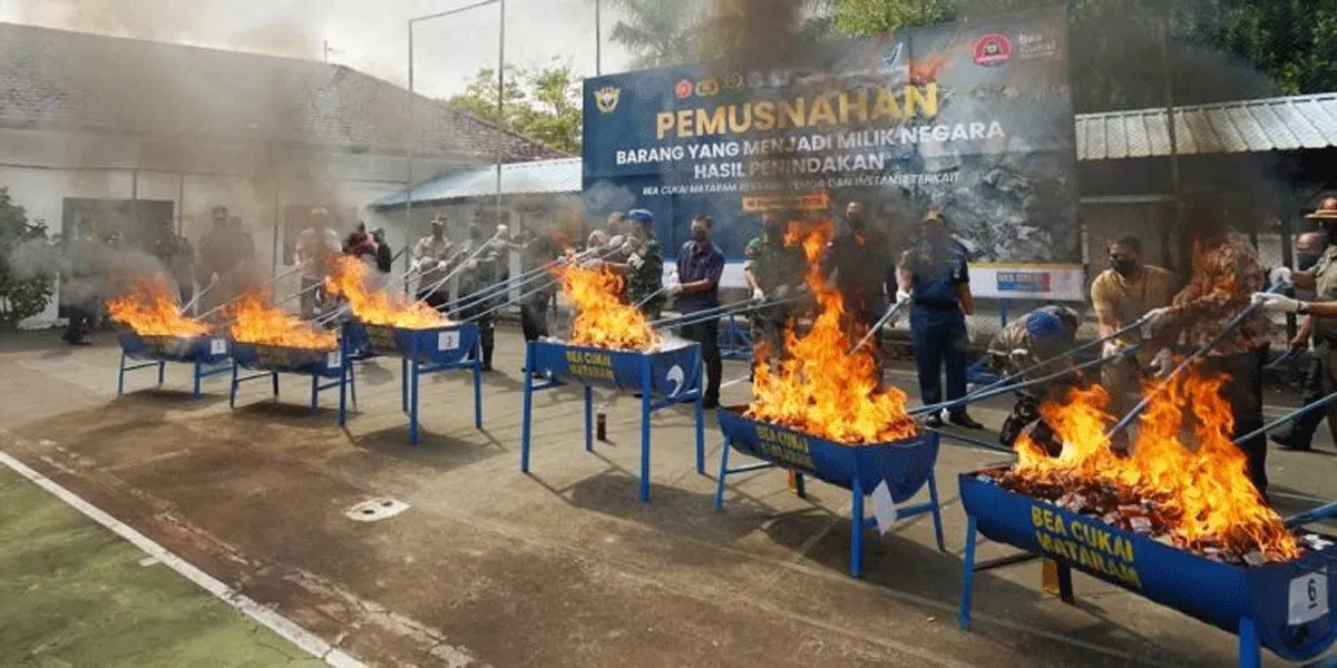 Bea Cukai Mataram saat memusnahkan barang yang menjadi milik negara (BMMN), Kamis (10/9/2026).
