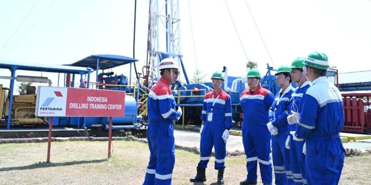 24 mahasiswa dari berbagai perguruan tinggi di Indonesia di bawah naungan Ikatan Ahli Teknik Perminyakan Indonesia (IATMI) saat berada di area rig pengeboran dan merasakan suasana kehidupan pekerja migas di Indonesia Drilling Training Center (IDTC), Kabupaten Indramayu, Provinsi Jawa Barat, Minggu-Senin, 13-14 September 2026.