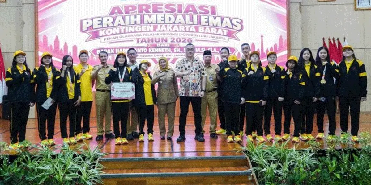 Anggota DPRD DKI Jakarta Fraksi PDI Perjuangan, Hardiyanto Kenneth memberikan apresiasi dan bonus kepada atlet pelajar Jakarta Barat yang sukses mengukir sejarah sebagai juara umum Popprov DKI Jakarta 2026.