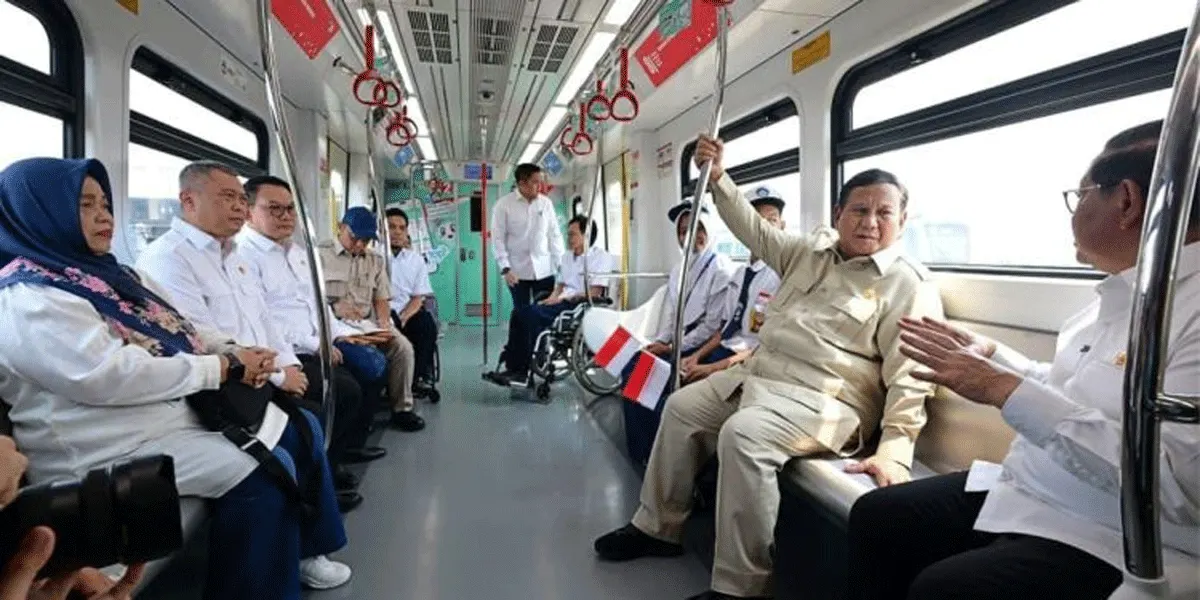 Presiden Prabowo Subianto bersama Gubernur DKI Jakarta Pramono Anung menjajal layanan LRT Jakarta jalur Kelapa Gading–Manggarai, Jakarta, pada Rabu (16/09/2026).