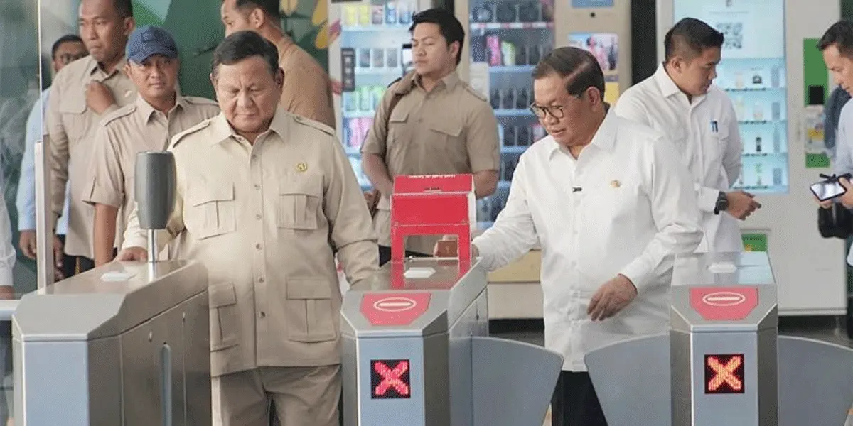 Presiden Prabowo Subianto bersama Gubernur DKI Jakarta Pramono Anung melakukan tap in saat hendak menjajal LRT Jakarta rute Kelapa Gading–Manggarai di Stasiun LRT Manggarai, Setiabudi, Jakarta Selatan, Rabu (16/9/2026).