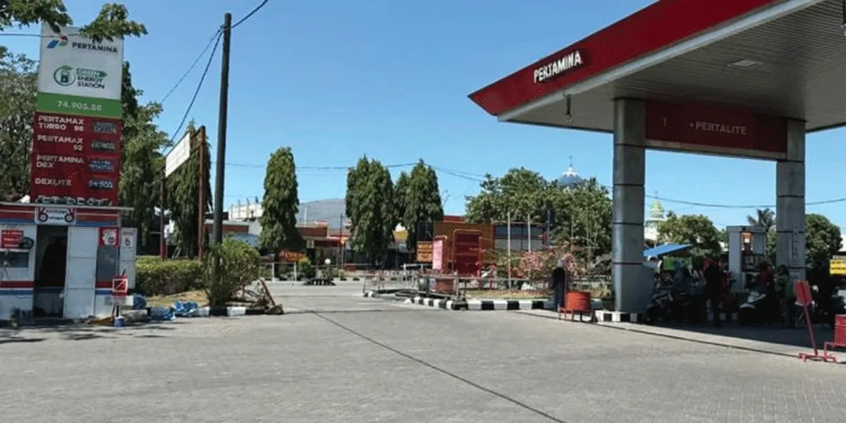 Stasiun Pengisian Bahan Bakar Umum (SPBU) Bantoa Maros, di Kabupaten Maros, Provinsi Sulawesi Selatan, menjadi salah satu fasilitas pelayanan bahan bakar minyak (BBM) Pertamina dalam mendukung pemenuhan kebutuhan energi masyarakat.