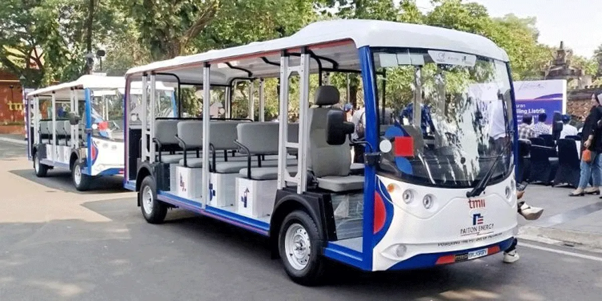 Dua Angling listrik hibah PT Paiton Energy terparkir di Plaza Kori Agung, TMII, sebagai simbol langkah nyata menuju transportasi rendah emisi dan pariwisata berkelanjutan.