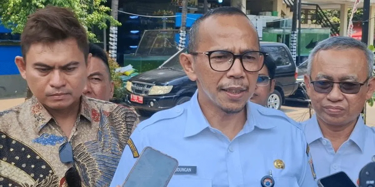 Kepala Dinas Ketahanan Pangan, Kelautan, dan Pertanian (KPKP) DKI Jakarta Hasudungan A. Sidabalok (tengah) memberikan keterangan pers usai menghadiri acara Gebyar Edukasi Ikan Hias di kawasan Cengkareng, Jakarta Barat, Rabu (16/9/2026).