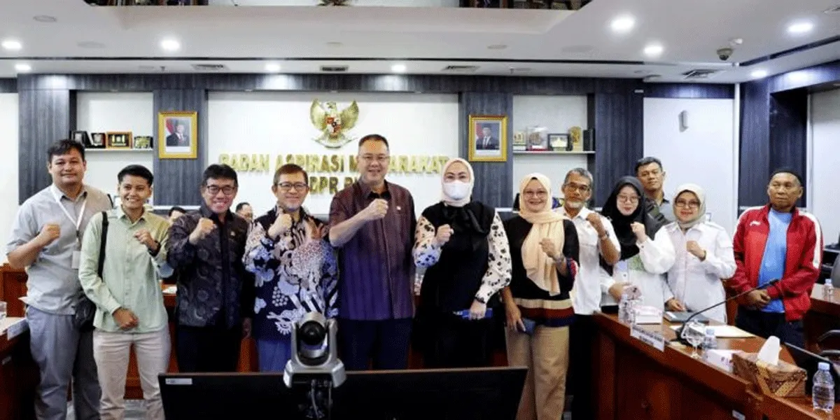 Ketua BAM DPR RI Ahmad Heryawan didampingi Anggota BAM, berfoto bersama Gabungan Kelompok Tani Desa Cikampek Pusaka usai RDPU di Ruang Rapat BAM, Kompleks Parlemen, Senayan, Jakarta, Rabu (16/9/2026).