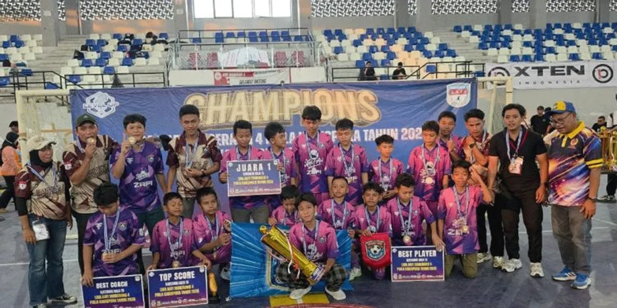 Para pemain Ketapang Junior FA U13 bersama pelatih berfoto bersama usai memastikan kemenangan dan meraih gelar juara Liga AAFI Tangerang 4 U13 2026.