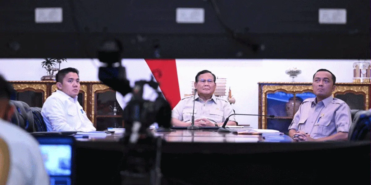 Presiden Prabowo Subianto memimpin rapat terbatas secara hybrid terkait penanganan sejumlah bencana di Tanah Air dari Istana Merdeka, Jakarta.