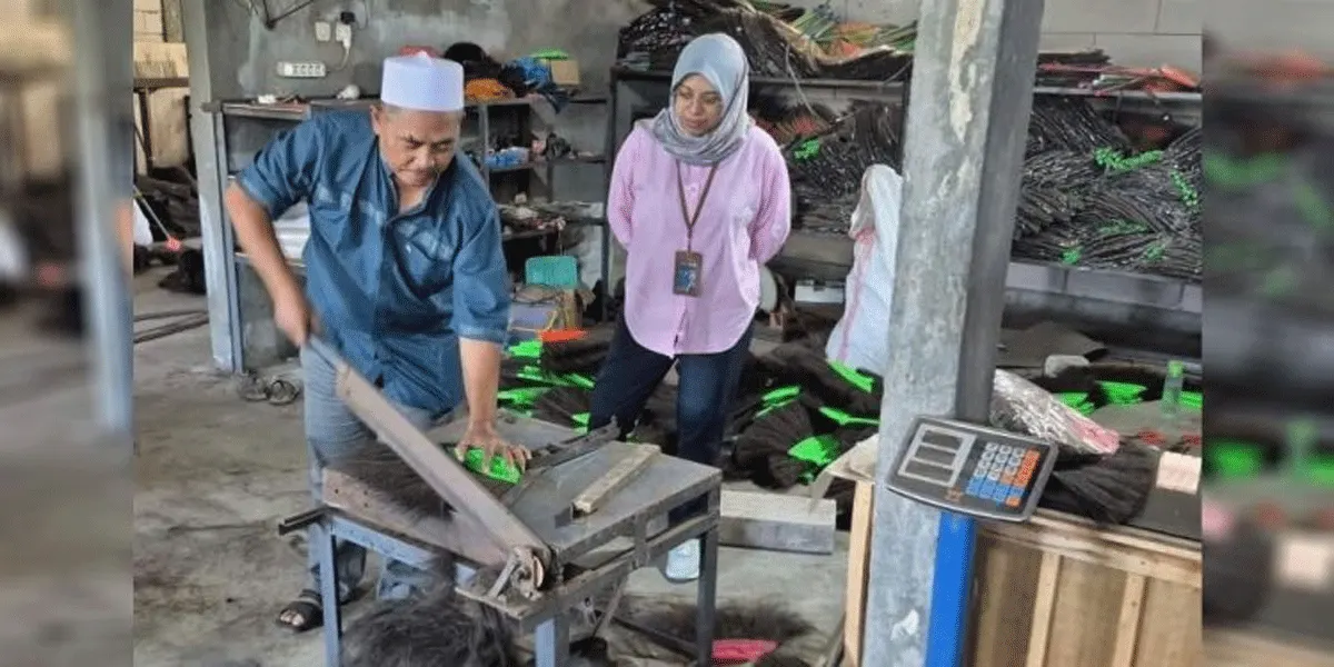 Usaha sapu ijuk bermerek Ken Dedes milik Karyati di Kecamatan Semboro, Kabupaten Jember.