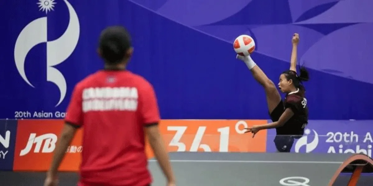 Sumaya tampil penuh konsentrasi saat menghadapi persaingan fase Grup B nomor tunggal putri teqball Asian Games Aichi-Nagoya 2026 di Nagoya City Higashi Sports Center, Jumat (18/9/2026).