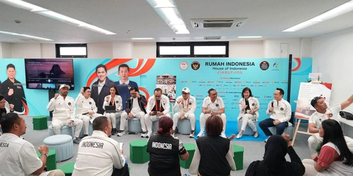 CdM Tim Indonesia untuk Asian Games Aichi-Nagoya 2026, Todotua Pasaribu, memimpin rapat koordinasi bersama tim CdM di Rumah Indonesia, Jumat (18/9/2026), guna memastikan kesiapan kontingen menghadapi berbagai tantangan di lapangan.
