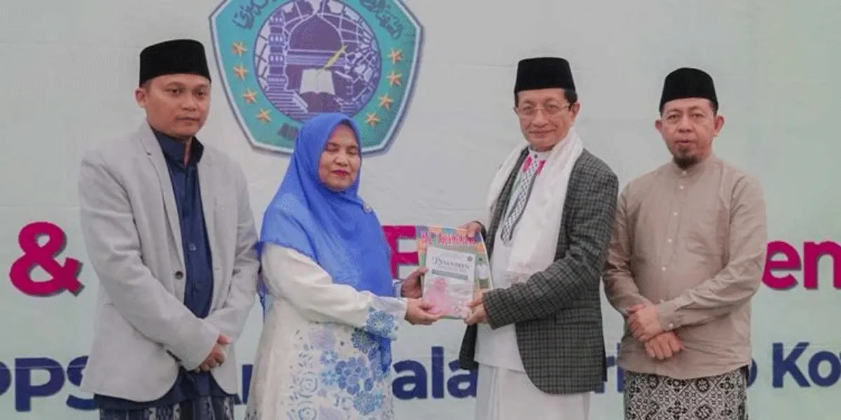 Menag Nasaruddin Umar foto bersama di sela silaturahmi ke Ponpes Al Amin, Kediri, yang diasuh KH. Anwar Iskandar, pada Jumat (18/9/2026).