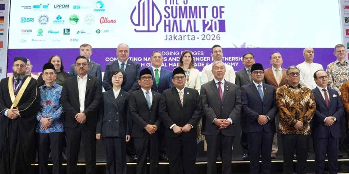 Menteri Koordinator Bidang Pembangunan Manusia dan Kebudayaan (Menko PMK) Pratiko (lima dari kiri) usai membuka The 5th Summit of Halal 20 (H20) 2026 di Trans Hotel Cibubur, Jumat (18/9/2026).