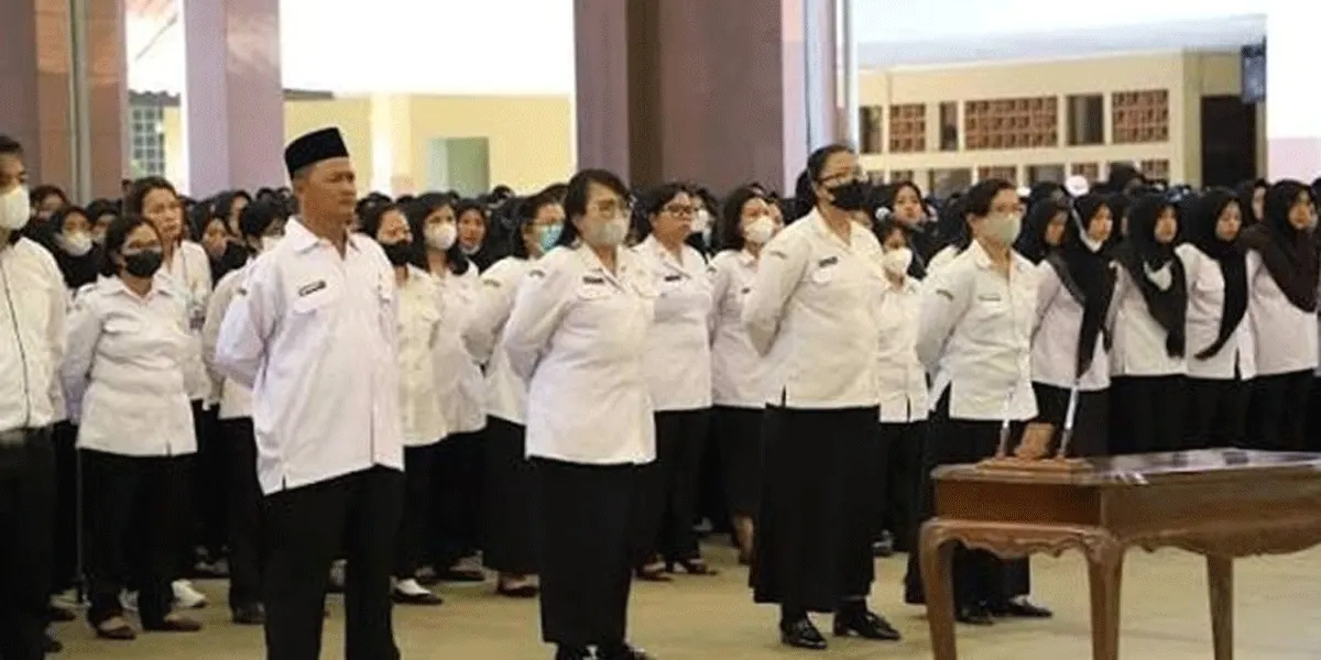 Barisan para guru Pegawai Pemerintah dengan Perjanjian Kerja (PPPK) tampak mengikuti kegiatan resmi dengan penuh khidmat.