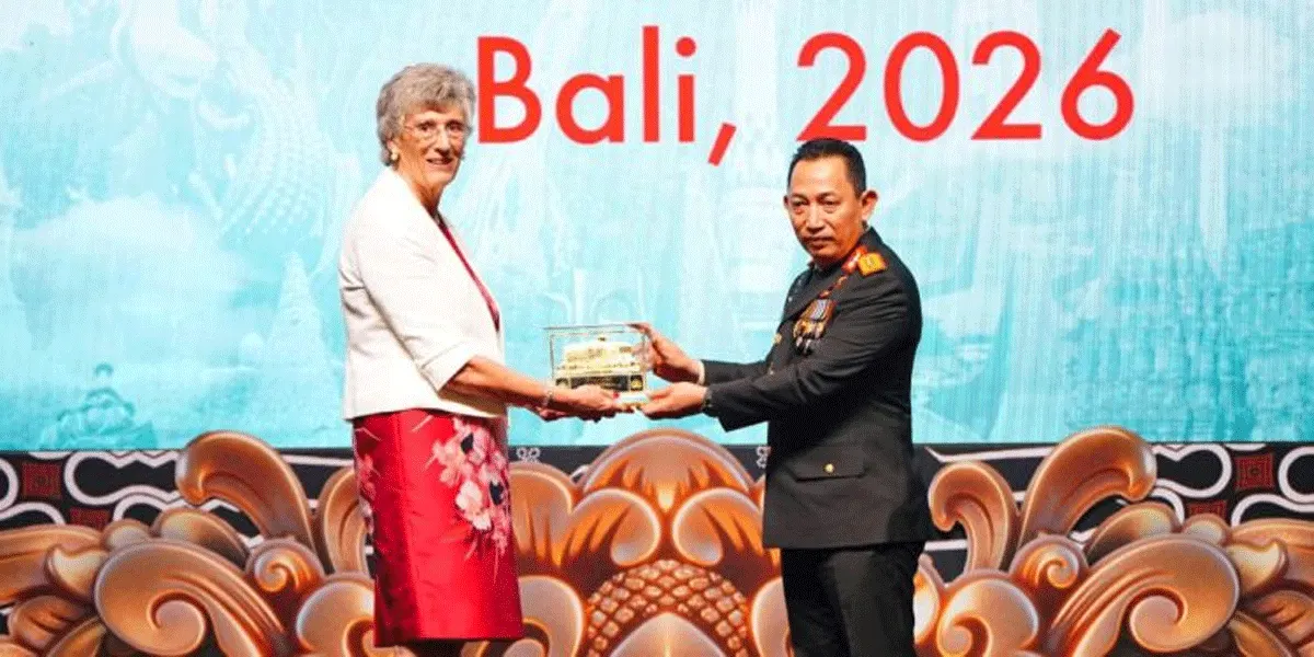 Kapolri Jenderal Listyo Sigit Prabowo bersama Presiden Konferensi Polwan Dunia (IAWP) Julia Jaeger di acara Konferensi Polwan Dunia di Bali, Minggu (20/9/2026).