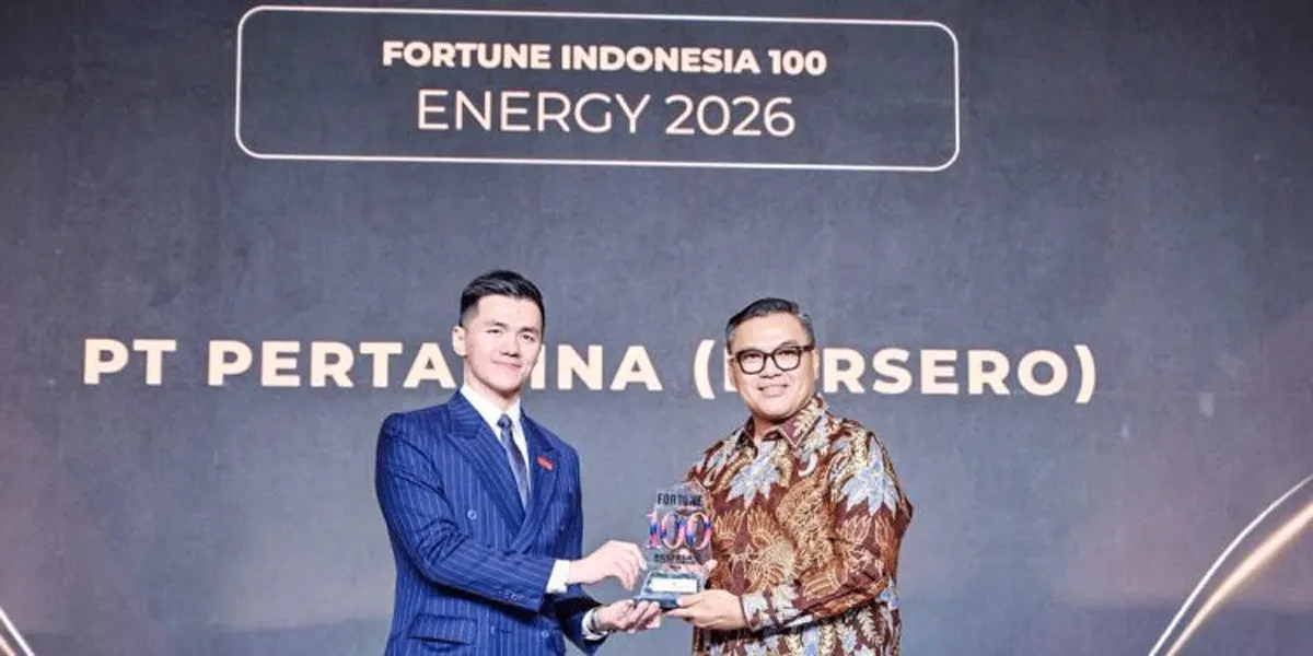 VP Corporate Communication PT Pertamina (Persero) Muhammad Baron (kanan), dalam ajang Fortune Indonesia 100 Gala 2026 yang digelar di Jakarta, Kamis (17/9/2026).