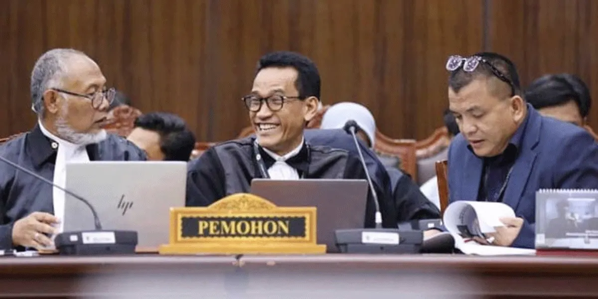 Kuasa hukum para pemohon, Bambang Widjojanto (kiri) dalam sidang pemeriksaan pendahuluan perkara Nomor 01/PHPU.PRES-XXIV/2026 di Ruang Sidang MK, Jakarta, Senin (21/9/2026) malam.