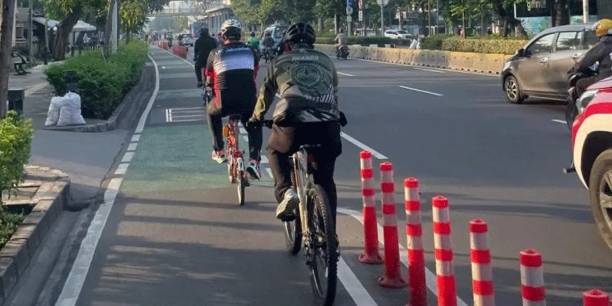 Jalur sepeda di salah satu ruas jalan Jakarta dilalui oleh sejumlah pesepeda.