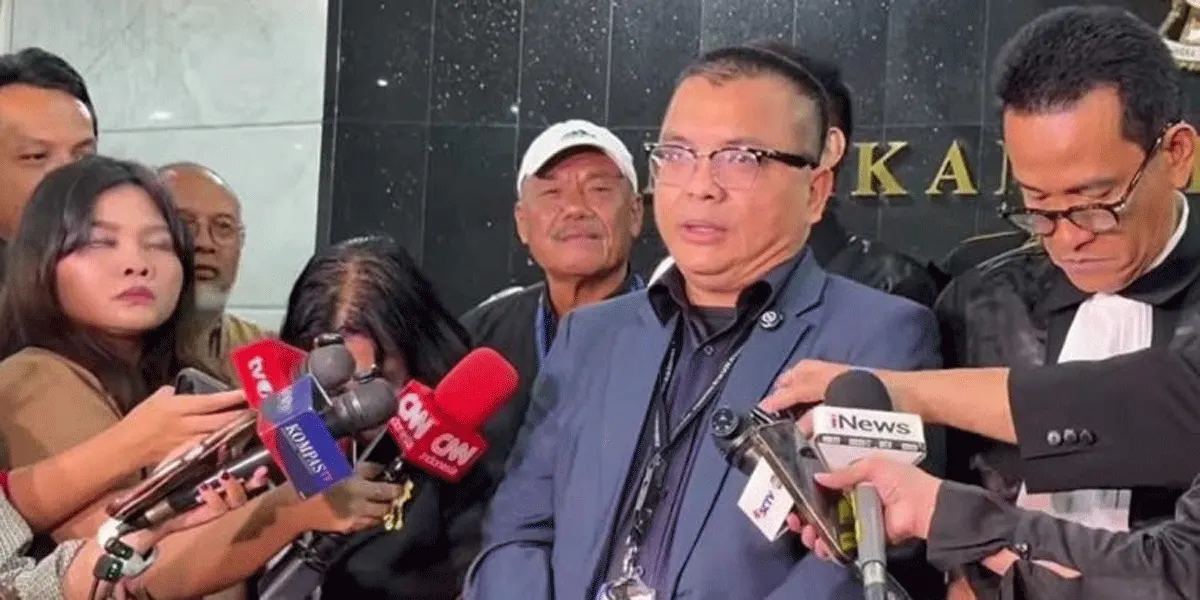 Mantan Wakil Menteri Hukum dan HAM Denny Indrayana memberikan keterangan pers usai mengikuti sidang pemeriksaan pendahuluan perkara PHPU Presiden dan Wakil Presiden 2024 di Mahkamah Konstitusi (MK), Jakarta, Senin (21/9/2026) malam.