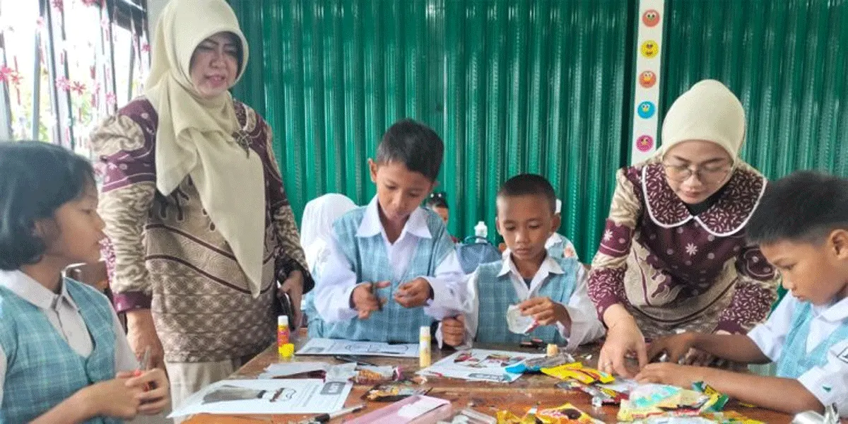 Ilustrasi guru tengah mengajar di kelas.