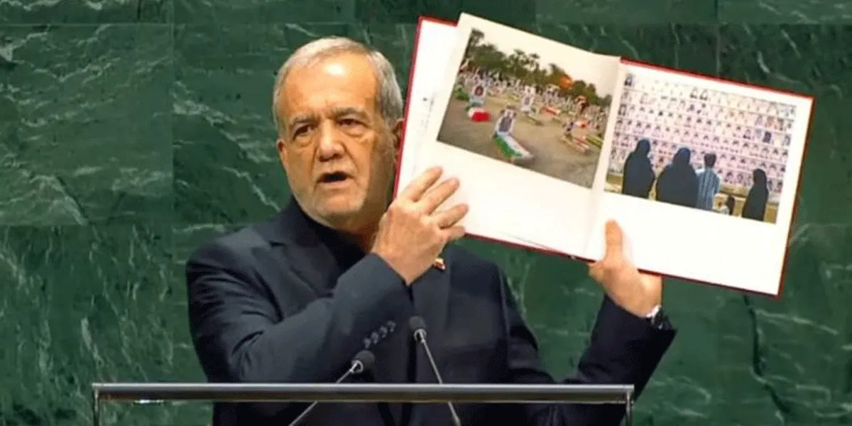 Presiden Iran Masoud Pezeshkian membawa foto sejumlah siswa yang tewas dalam serangan Amerika Serikat dan Israel pada Februari 2026 dalam Sidang Majelis Umum PBB, Rabu (26/9/2026).