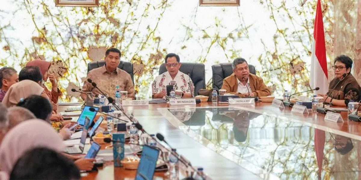 Kepala BPKP, Muhammad Yusuf Ateh (dua dari kanan) menyampaikan pemaparan dalam rapat lintas kementerian dan lembaga di Kantor BPKP, Jakarta, Selasa (22/9/2026).