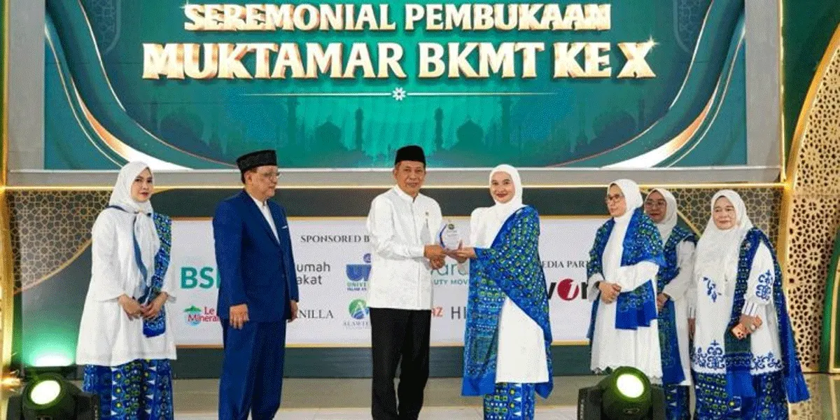 Menkop RI Ferry Juliantono (ketiga dari kiri) dalam acara Muktamar Ke-X BKMT dengan tema Berdayakan Umat Membangun Indonesia di Asrama Haji Pondok Gede, Jakarta Timur, Kamis (24/9/2026).