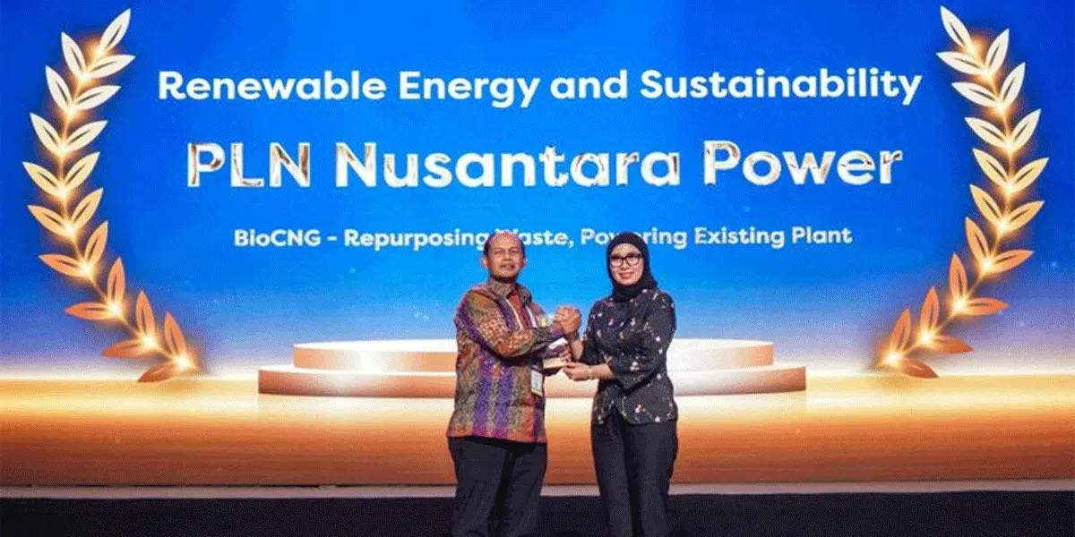 Sekretaris Perusahaan PLN Nusantara Power Hamidi Hamid (kiri) menerima trofi penghargaan Power & Energy Awards 2026 kategori Renewable Energy and Sustainability, pada Selasa (22/9/206) malam di Indonesia Convention Exhibition (ICE) BSD City, Kabupaten Tangerang, Provinsi Banten.