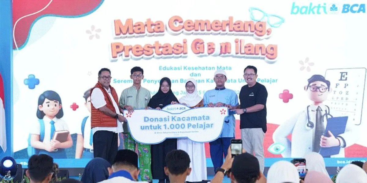 Direktur PT Bank Central Asia Tbk (BCA) Antonius Widodo (kanan) bersama Wakil Gubernur DKI Jakarta Rano Karno (kiri) menyerahkan secara simbolis 1.000 kacamata untuk pelajar melalui program "Mata Cemerlang, Prestasi Gemilang”.