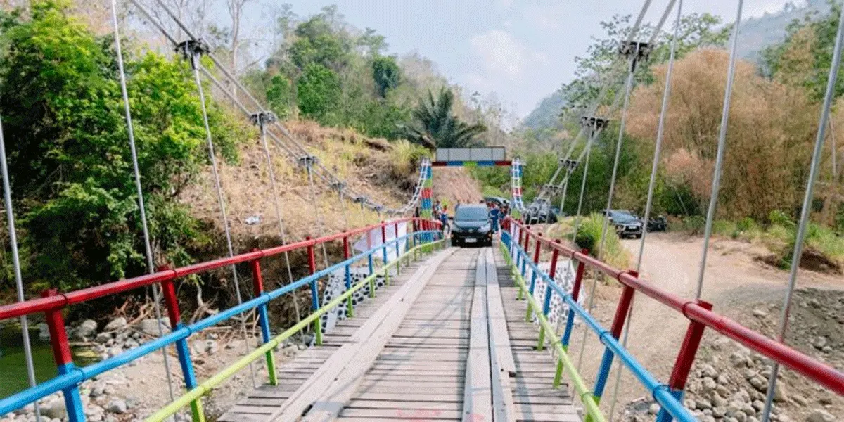 Jembatan Gantung Kaluppini kembali menjadi akses utama bagi sekitar 5.000 warga di lima desa di Kabupaten Enrekang, Sulawesi Selatan, setelah direhabilitasi Pertamina Group. Jembatan ini menjadi jalur penting bagi aktivitas warga, mulai dari akses anak-anak menuju sekolah hingga distribusi hasil bumi ke pasar.