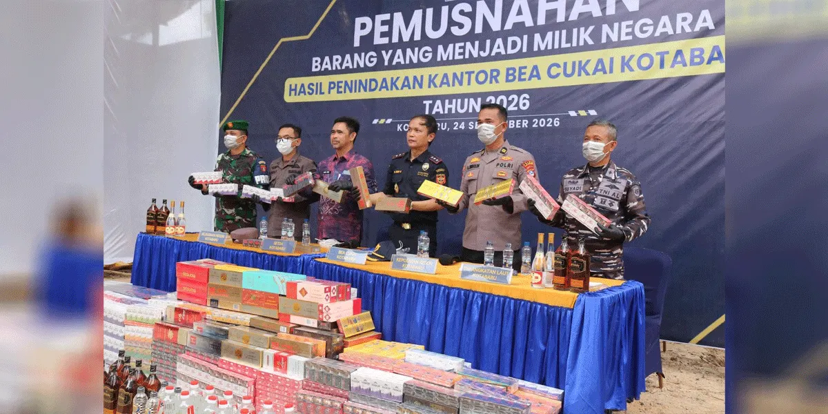 Bea Cukai Kotabaru musnahkan 612.680 batang rokok ilegal dan 154,8 liter minuman mengandung etil alkohol (MMEA), pada Kamis (24/9).