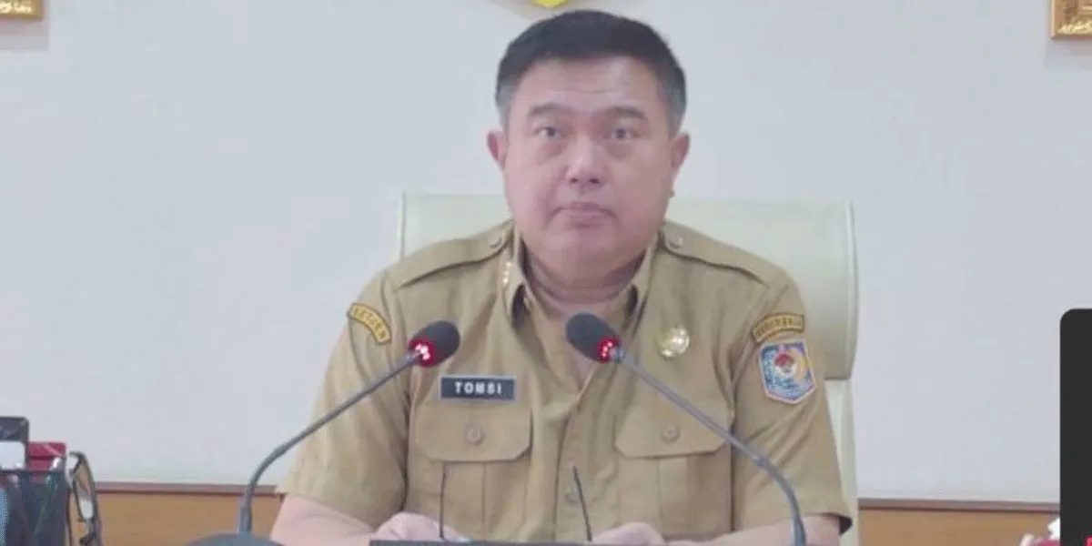Sekretaris Jenderal (Sekjen) Kementerian Dalam Negeri (Kemendagri) Tomsi Tohir saat memberikan pengarahan pada penyelenggaraan Pelatihan Kepemimpinan Administrator (PKA) dan Pelatihan Kepemimpinan Pengawas (PKP) Gelombang V Penerimaan Negara Bukan Pajak (PNBP) Tahun Anggaran 2026 melalui Zoom Meeting, Senin (28/9/2026).