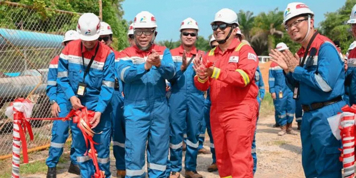 Tim PT Pertamina Hulu Rokan (PHR) bersama pekerja melakukan prosesi simbolis peresmian fasilitas produksi baru di Zona Rokan, pada Jumat (25/9/2026).