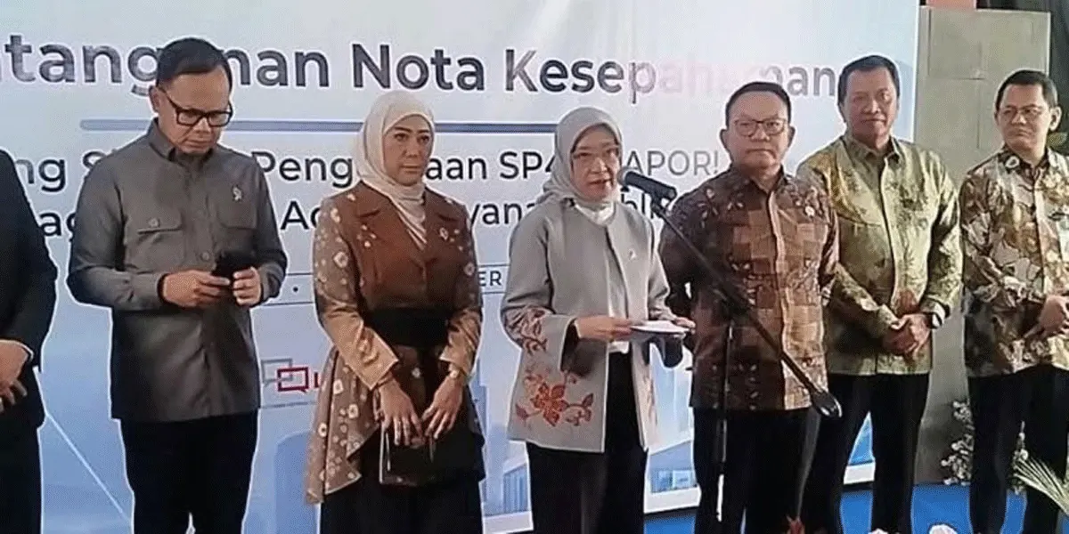 Menteri PANRB, Rini Widyantini (tiga dari kiri) memberikan keterangan pers usai penandatanganan nota kesepahaman sinergi pengelolaan SP4N-LAPOR! di Kantor Kementerian PANRB, Jakarta, Selasa (29/9/2026).