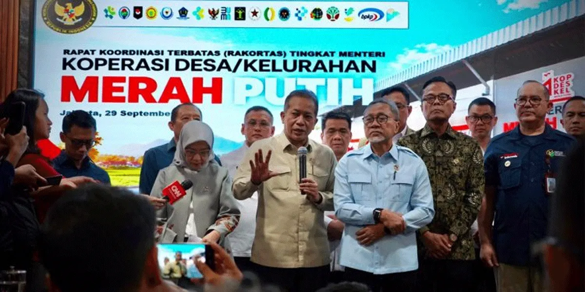Menteri Koperasi Ferry Juliantono usai Rapat Koordinasi Terbatas yang dipimpin Menko Bidang Pangan Zulkifli Hasan membahas berbagai perkembangan KDKMP termasuk penempatan manajer Koperasi Desa/Kelurahan Merah Putih, di Kantor Kementerian Koordinator Bidang Pangan, Jakarta, Selasa (29/9/2026).