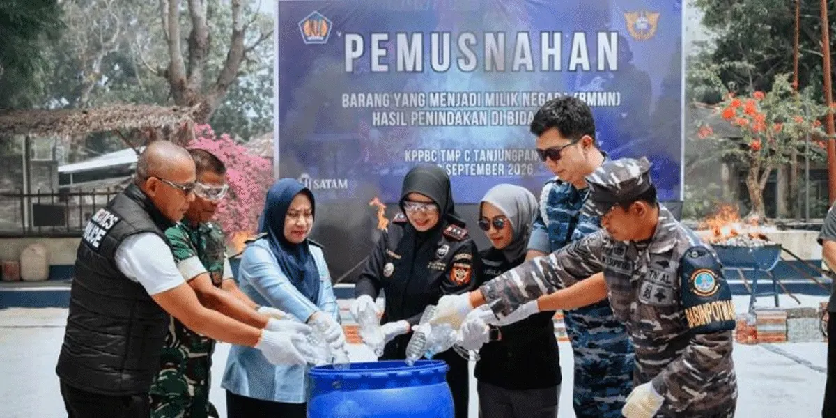 Bea Cukai Tanjungpandan memusnahkan 140.356 batang rokok ilegal dan 16,5 liter minuman mengandung etil alkohol (MMEA) ilegal hasil penindakan selama periode November 2025 hingga Agustus 2026
