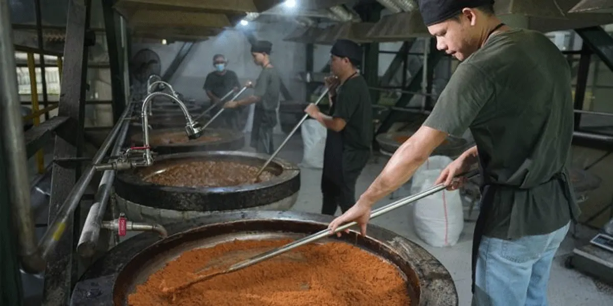 Melalui integrasi agroforestri dan pemanfaatan langsung panas bumi lewat program SEGARIS PELANGI, PGE Area Lahendong mendorong potensi gula aren lokal sembari menjaga keasrian tutupan hutan alami Sulawesi Utara.