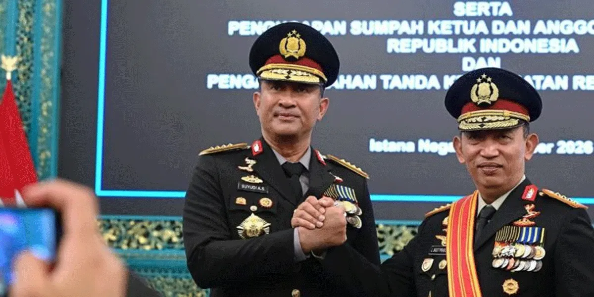 Kepala Kepolisian Negara Republik Indonesia (Kapolri) Jenderal Polisi Suyudi Ario Seto (kiri) bersama mantan Kapolri Jenderal Listyo Sigit Prabowo.