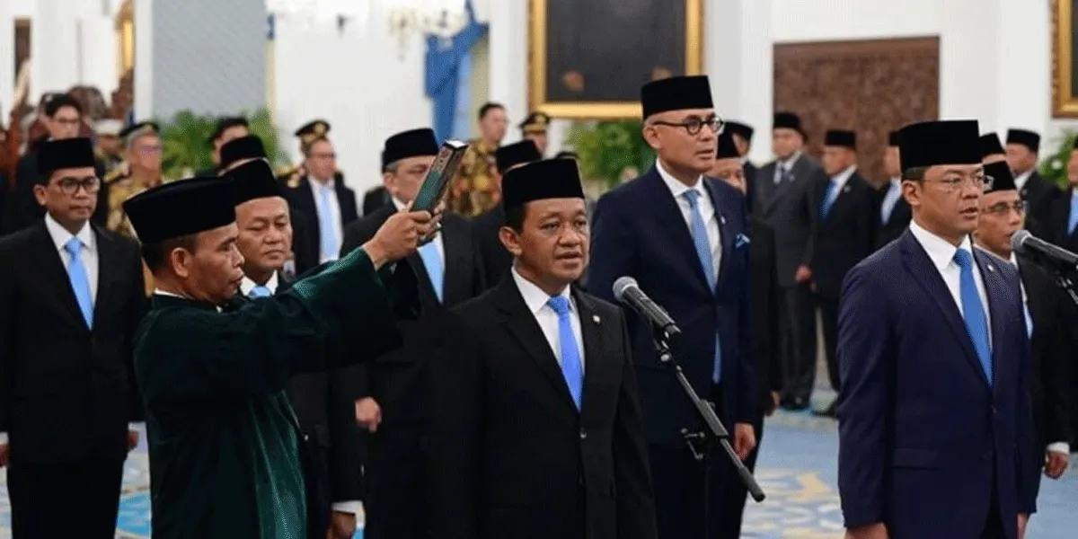 Menko Hilirisasi dan Transisi Energi sekaligus Menteri ESDM Bahlil Lahadalia mengucapkan sumpah jabatan saat dilantik di Istana Negara, Jakarta, Kamis (1/10/2026).