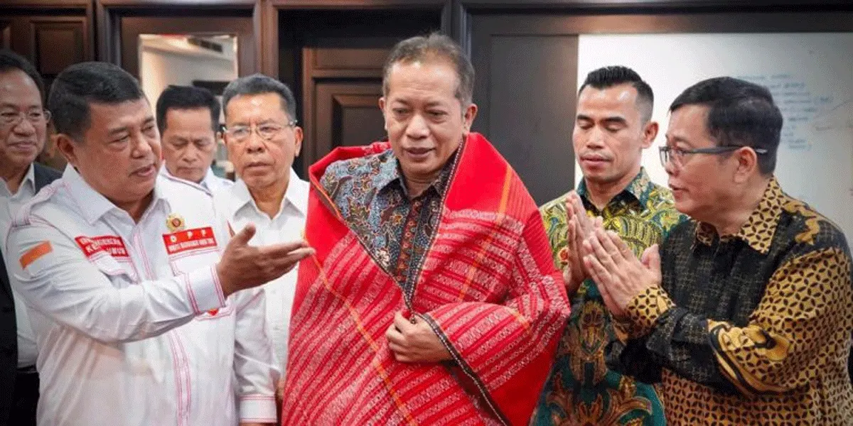 Menteri Koperasi (Menkop) Ferry Juliantono menerima audiensi dari Ketua Umum DPP KMDT Edison Manurung beserta jajaran pengurus dan Koperasi Pemasaran KMDT Sejahtera di Kantor Kementerian Koperasi, Jakarta, Kamis (1/10/2026).
