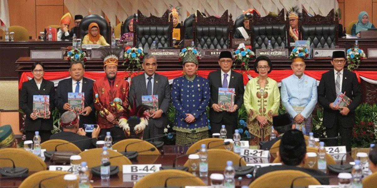 Sidang Paripurna Luar Biasa Ke-4 DPD RI dalam rangka HUT ke-22 DPD RI sekaligus penyampaian Laporan Kinerja DPD RI Tahun Sidang 2025-2026 di Kompleks Parlemen, Senayan, Jakarta, Kamis (1/10/2026).