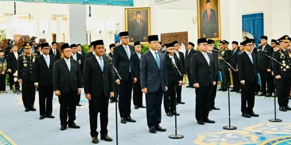 Presiden Prabowo Subianto melantik sejumlah menteri dan wakil menteri Kabinet Merah Putih di Istana Negara, Jakarta, pada Kamis (1/10/2026).